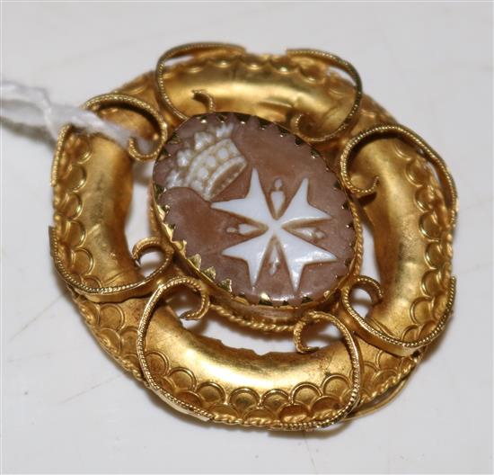 Victorian Etruscan Revival yellow metal cameo brooch, carved with a crown and Maltese Cross